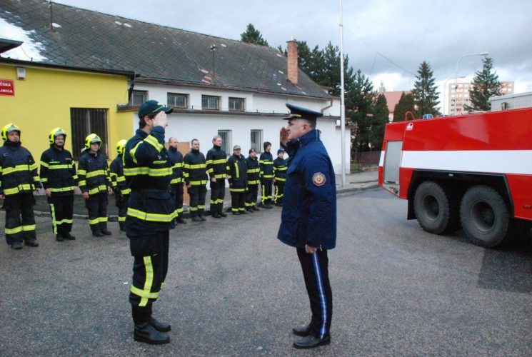 Dar v podobe repasovanej hasičskej techniky CAS-32 T 148  6x6  zavítal do Dúbravky