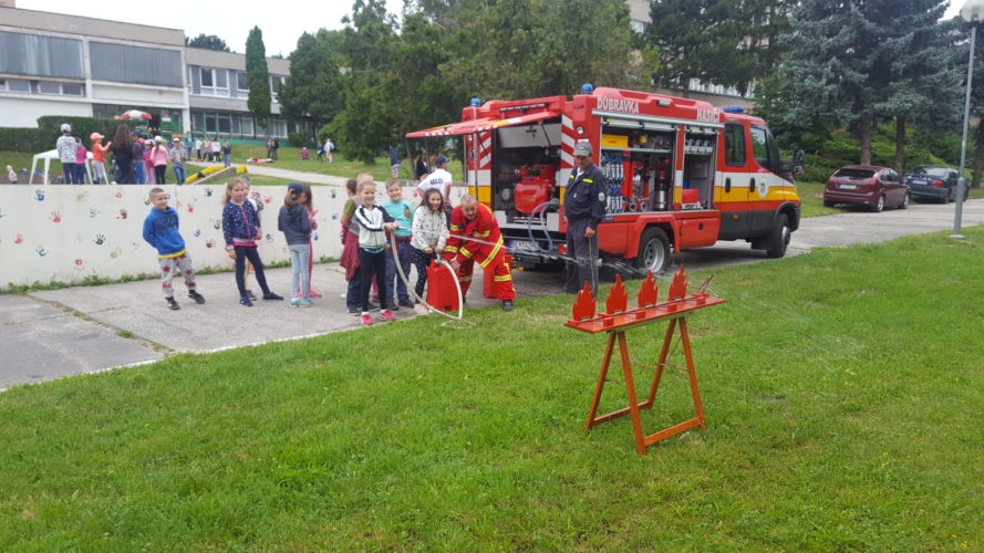 Ukážka hasičskej techniky počas osláv Dňa školy ZŠ Karloveská